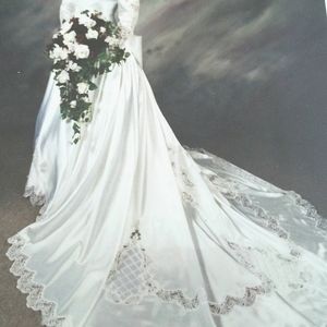 Vintage wedding dress Size 12. Pre-owned